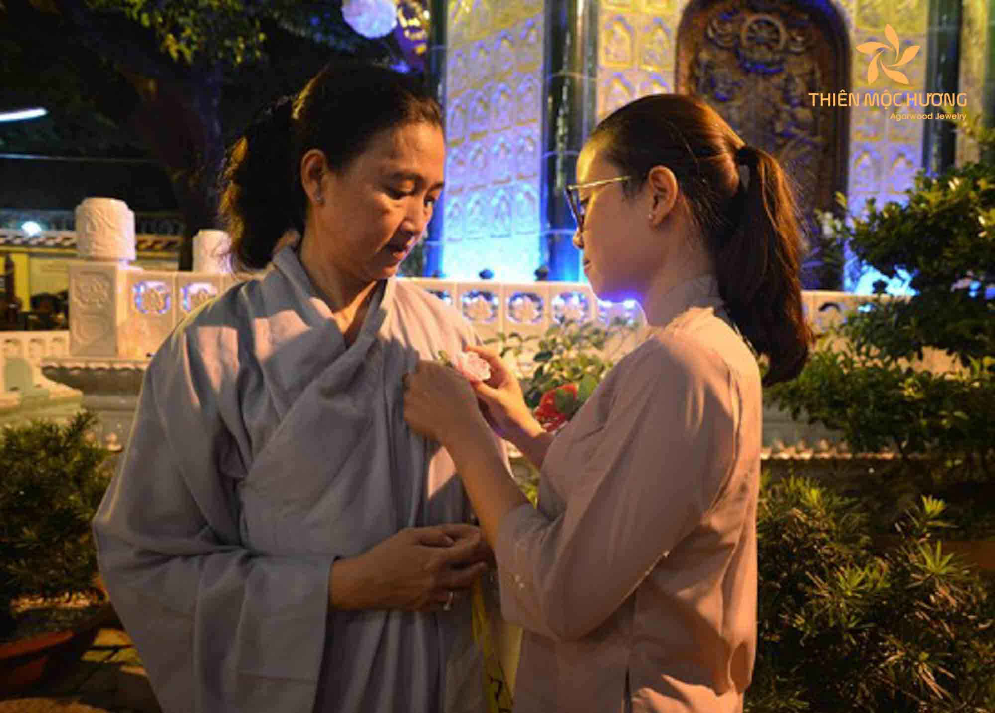 stt-vu-lan-bao-hieu-7 Được cài lên áo hoa hồng đỏ là niềm hạnh phúc nhất của người làm con