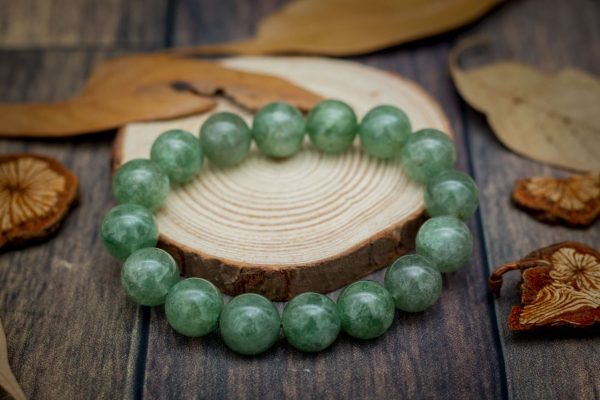 Ai hợp với vòng tay đá dâu tây xanh?