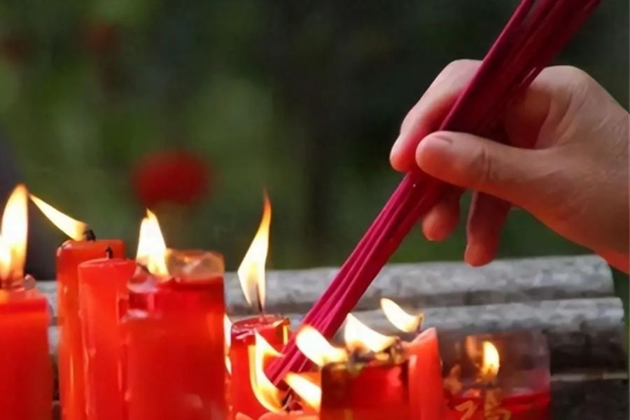 thap-huong-vong-cho-nguoi-moi-mat