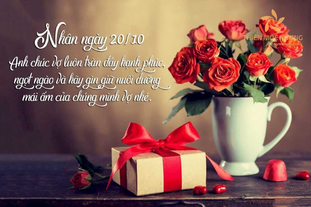 Thiệp chúc mừng 20/10 cho vợ với hoa hồng và hộp quà