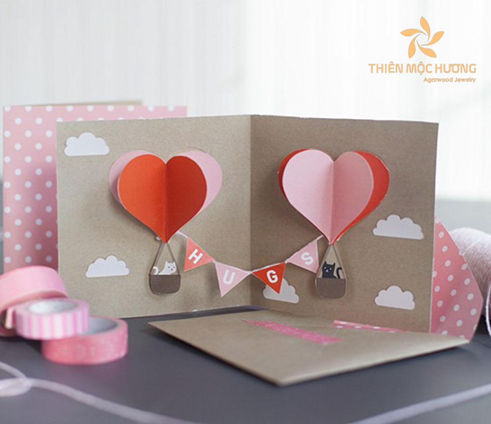 Thiệp chúc mừng 20/10 cho mẹ được tạo hình với khinh khí cầu