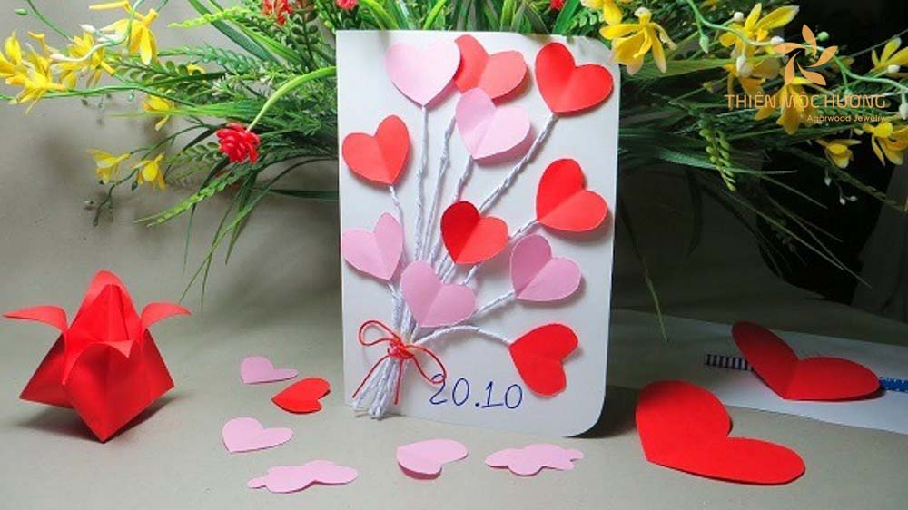 Thiệp chúc mừng 20/10 với những cánh hoa hình trái tim