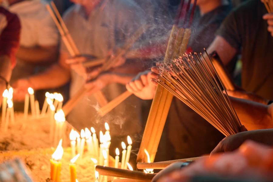 thu-tu-thap-huong-tren-ban-tho