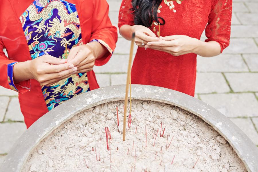 thu-tu-thap-huong-tren-ban-tho (10)