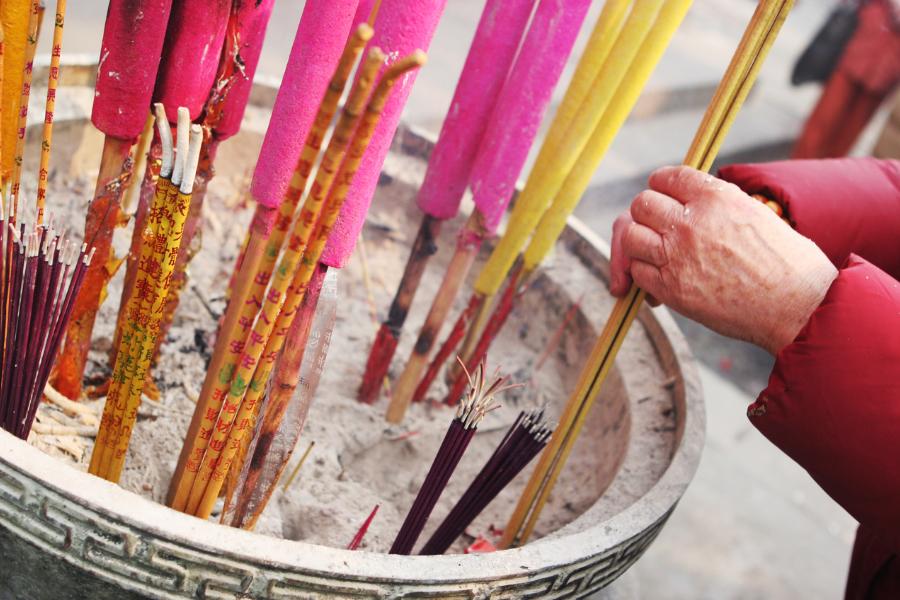 thu-tu-thap-huong-tren-ban-tho