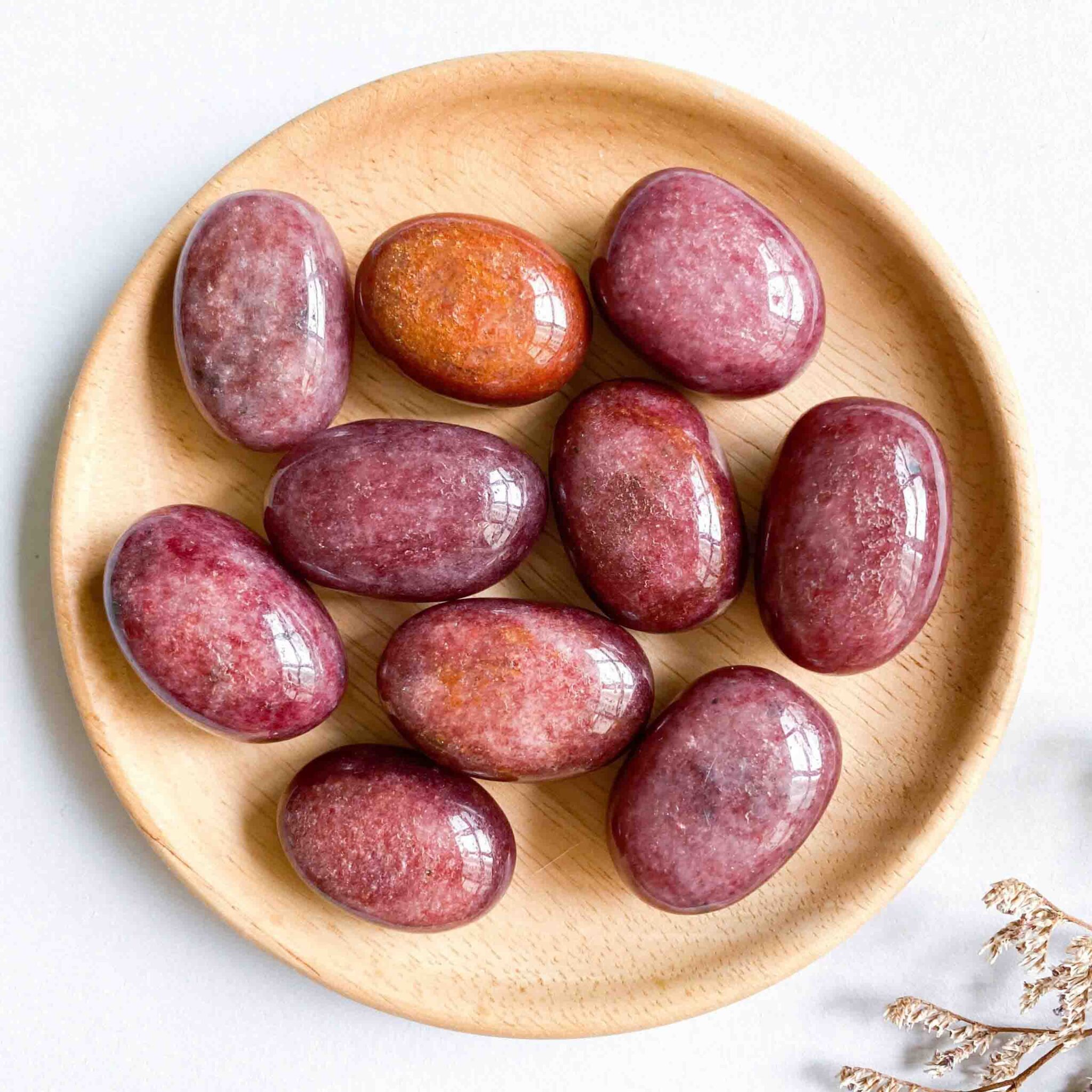 Thạch anh dâu tây (Strawberry Quartz) là anh cả trong dòng họ nhà thạch anh