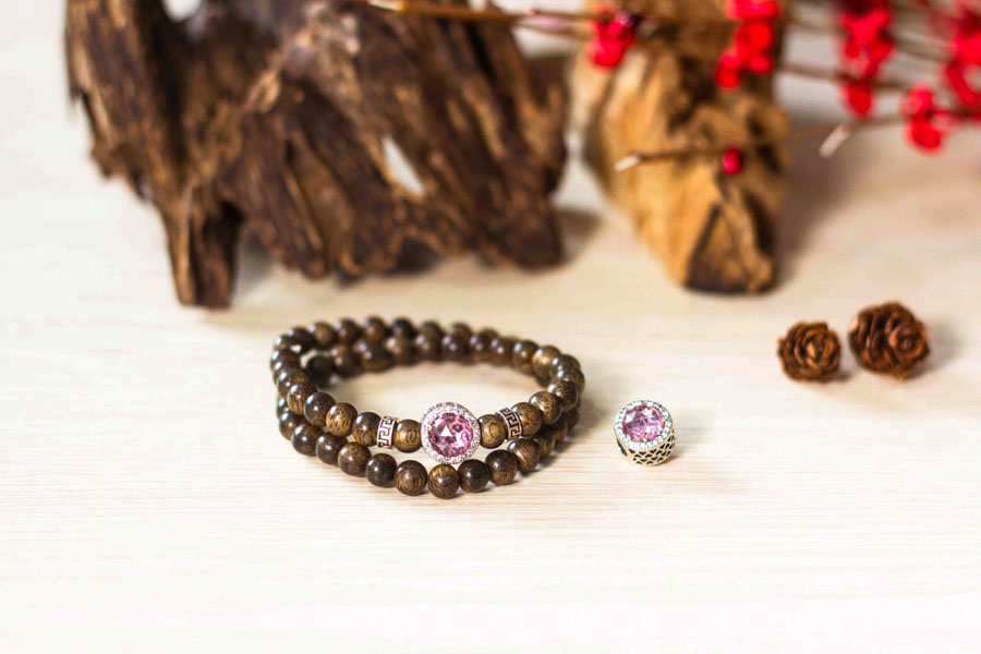 Vòng tay trầm hương Minh Nguyệt Trầm với charm đá màu hồng - Thích hợp cho cung Bạch Dương