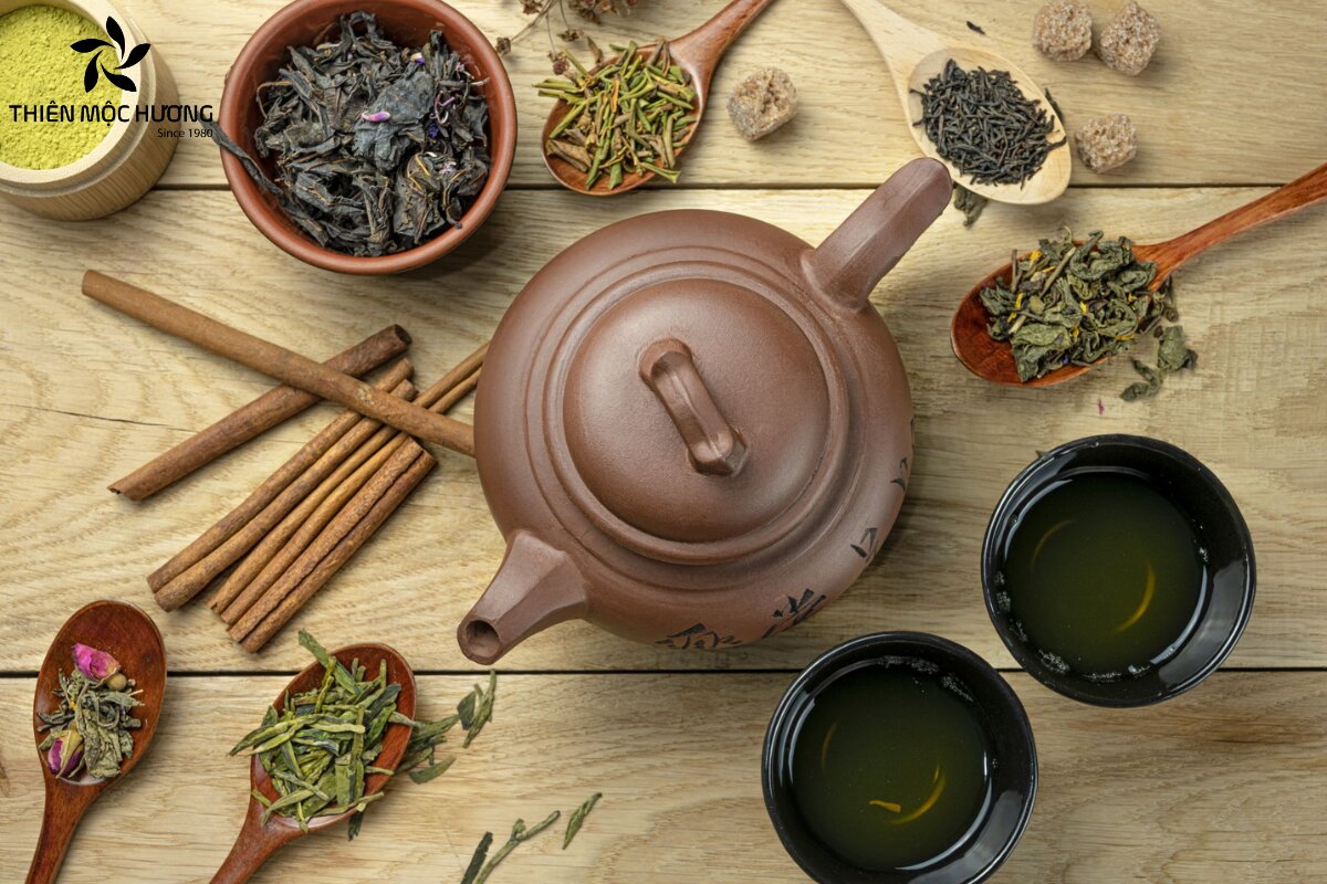 Trà trầm được tạo nên từ các mảnh gỗ trầm nhỏ đã qua quá trình chọn lọc kỹ lưỡng