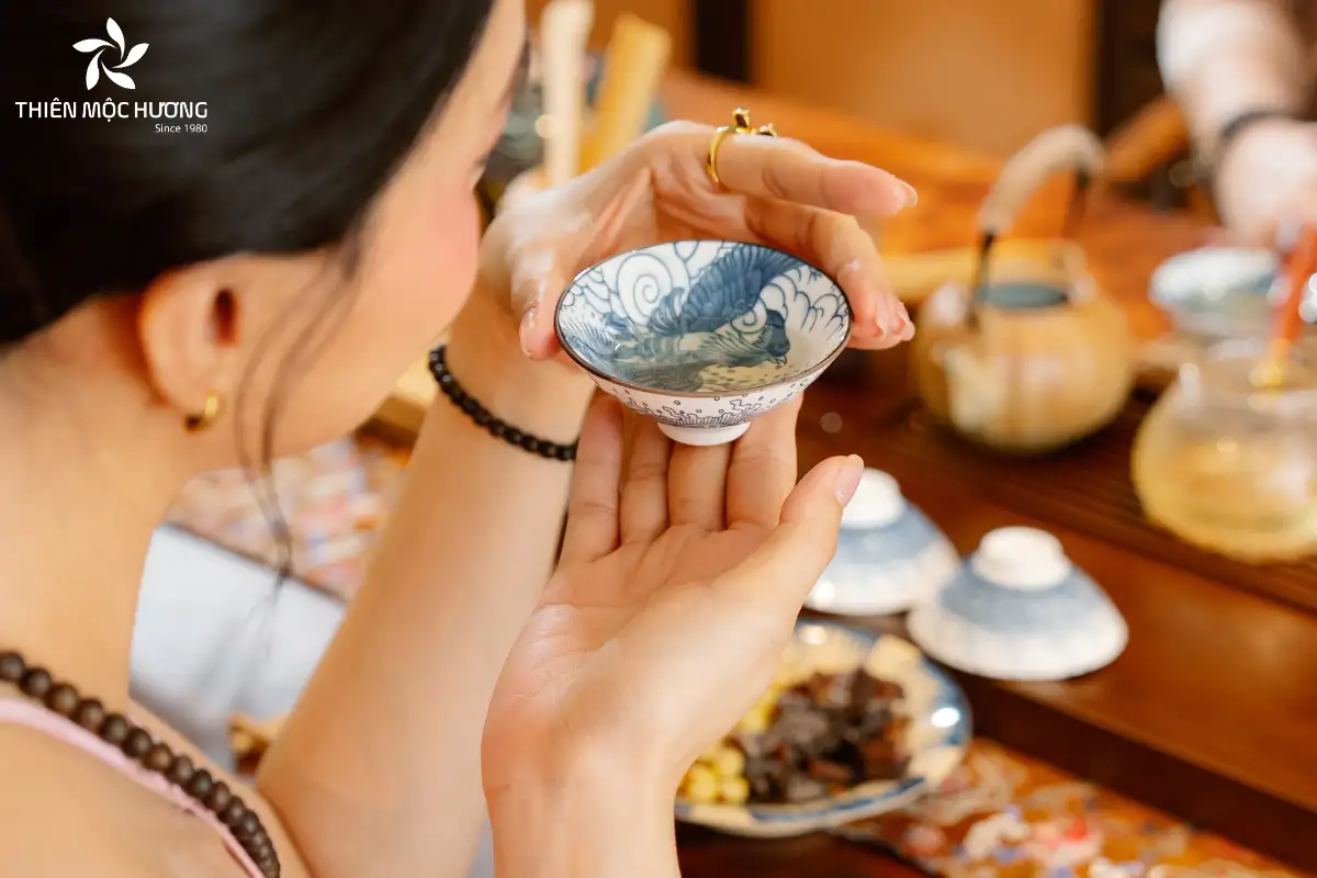 Trà trầm hương thích hợp được uống vào buổi sáng hoặc sau bữa ăn 30 phút để cơ thể hấp thụ tốt dưỡng chất và tránh gây khó chịu cho dạ dày