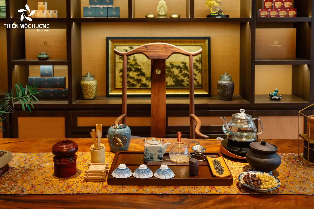 Trà trầm hương không chứa caffeine nên không gây mất ngủ, ngược lại còn đem đến sự thư giãn và hỗ trợ giấc ngủ sâu hơn