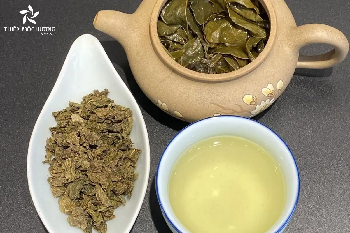 Trà lá trầm hương được làm từ lá Dó Bầu giàu tinh dầu, mang hương vị thanh dịu đặc trưng và có mức giá phổ biến từ 500.000 - 700.000 VNĐ/kg