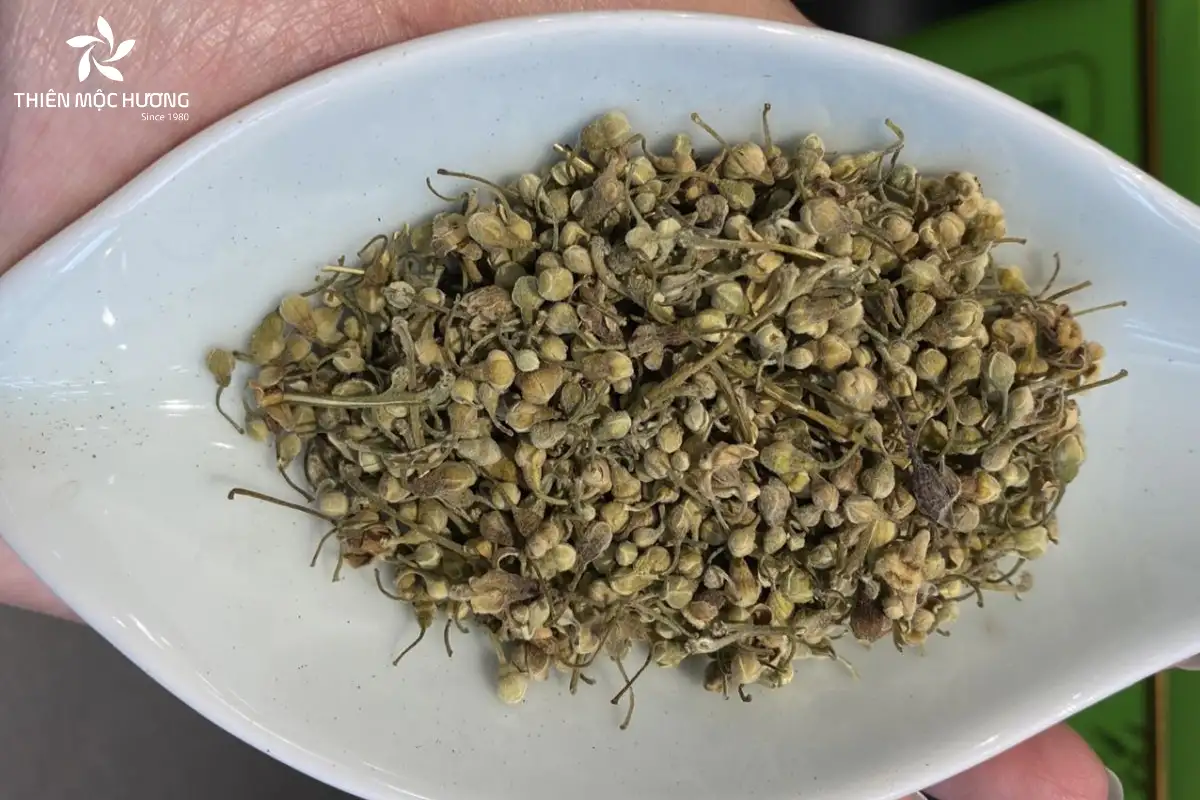 Trà nụ hay hoa trầm hương được chế biến từ nụ non hoặc hoa Dó Bầu, mang hương vị ngọt dịu đặc trưng và thường có giá từ 800.000 – 1.200.000 VNĐ/kg.