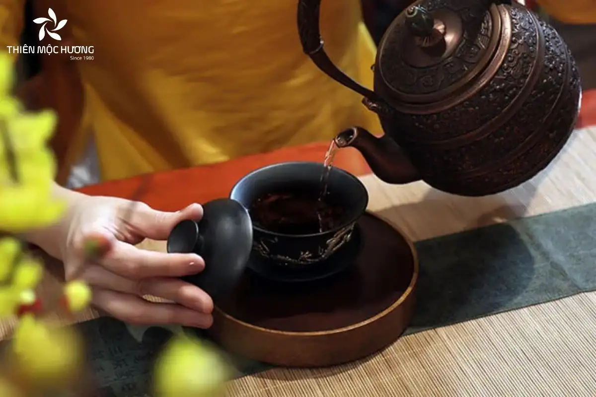 Người pha cần rót nước sôi đầy ấm và hãm trong 2-3 phút để chiết xuất trọn hương vị, mang đến tách trà hài hòa, không quá nhạt cũng không quá đậm