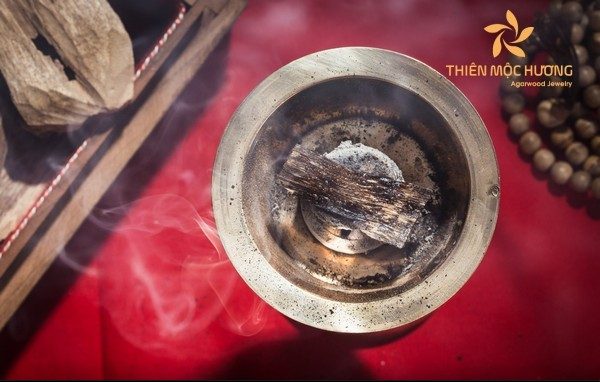 tram-huong-dot-5-1-e1649659873236 nhận biết trầm hương bằng cách đốt