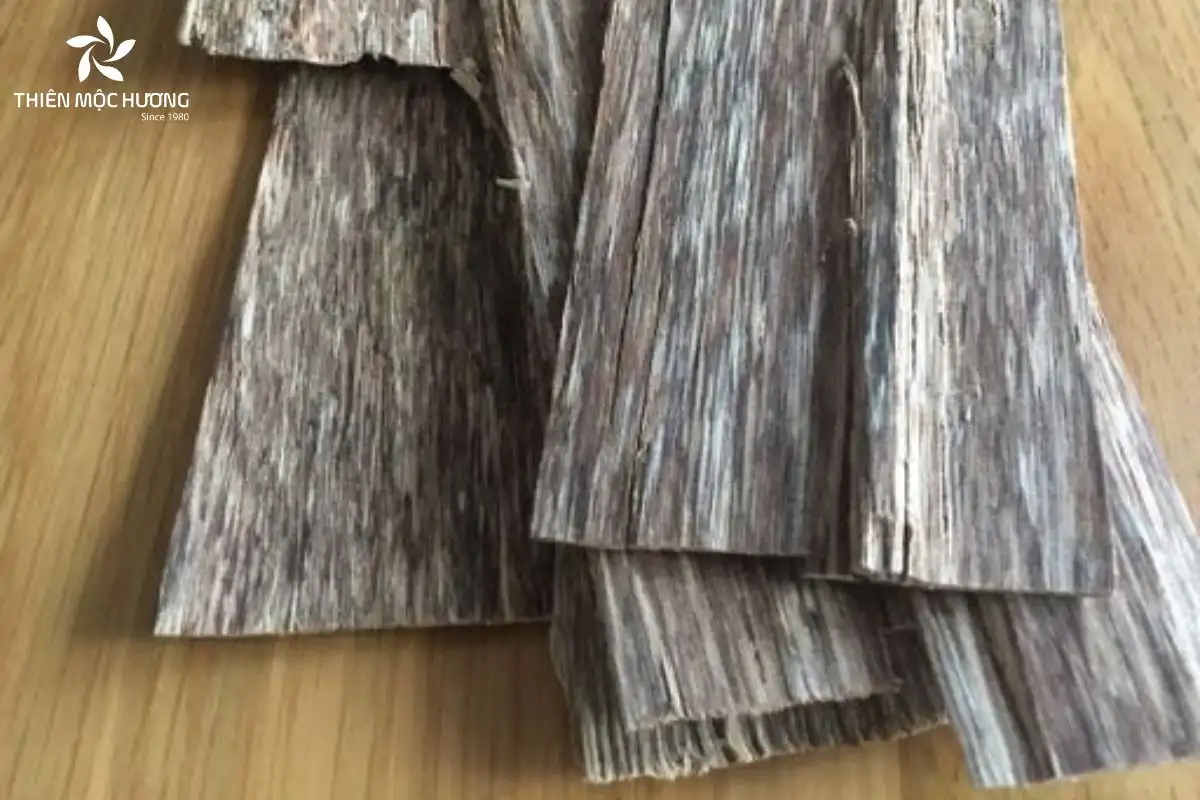 Trầm hương sánh chìm - còn gọi là trầm sánh, trầm sánh ép hoặc trầm sánh ghép - là thuật ngữ chỉ những miếng trầm có lượng tinh dầu lớn