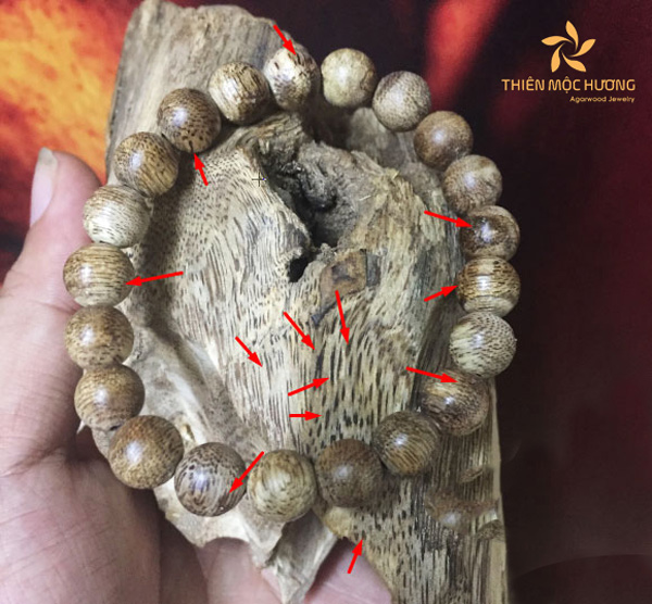 Vân trầm hiện rõ trên trầm hương tốc kiến tự nhiên