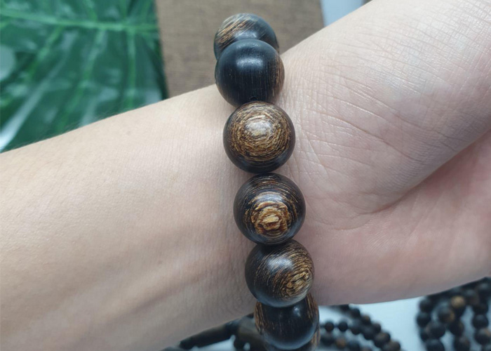 Trầm hương sánh chìm có mùi thơm nồng đậm hơn trầm tự nhiên, đôi khi có chút cay nhẹ xen lẫn ngọt