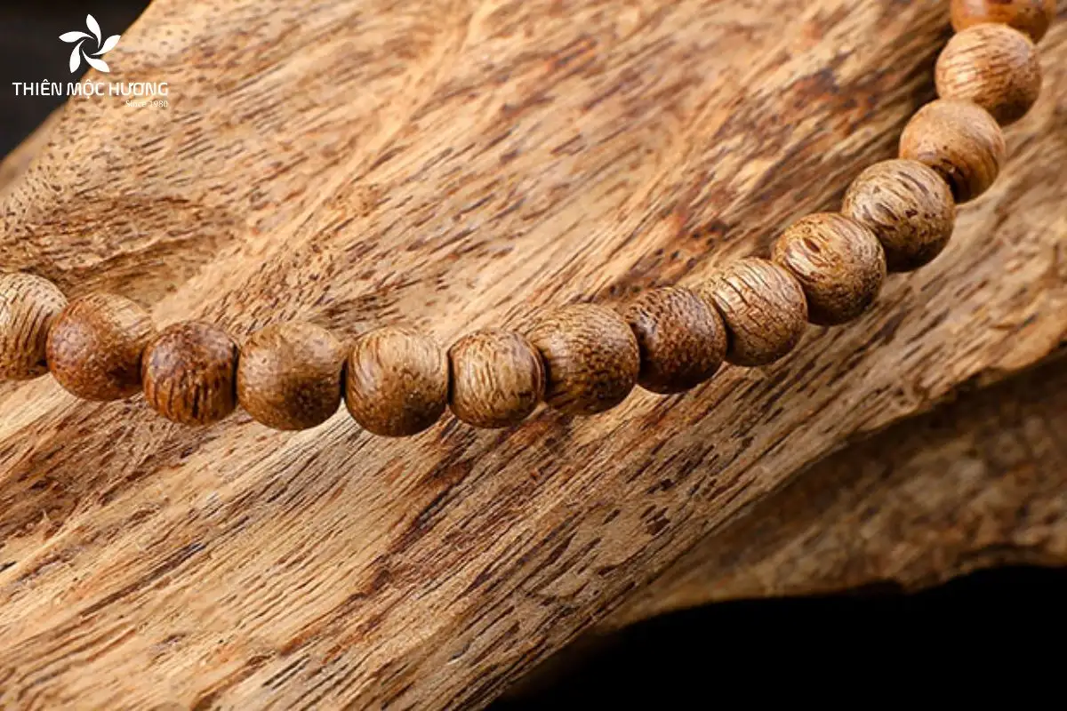 Quan sát vân gỗ, màu sắc,... để nhận biết trầm tốc vườn thật, giả