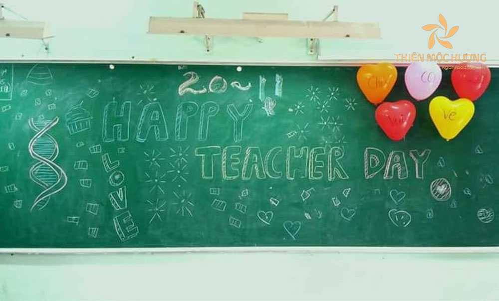 Chỉ cần một vài quả bóng bay đơn sắc là có thể tạo nên một chiếc bảng đẹp trong ngày 20/11