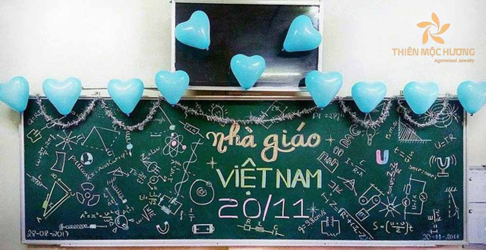 Bảng trang trí 20/11 bằng bóng bay hình trái tim vô cùng dễ thương