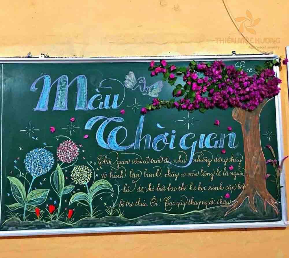 Các hoa giấy tím được dùng để trang trí bảng vô cùng đẹp mắt