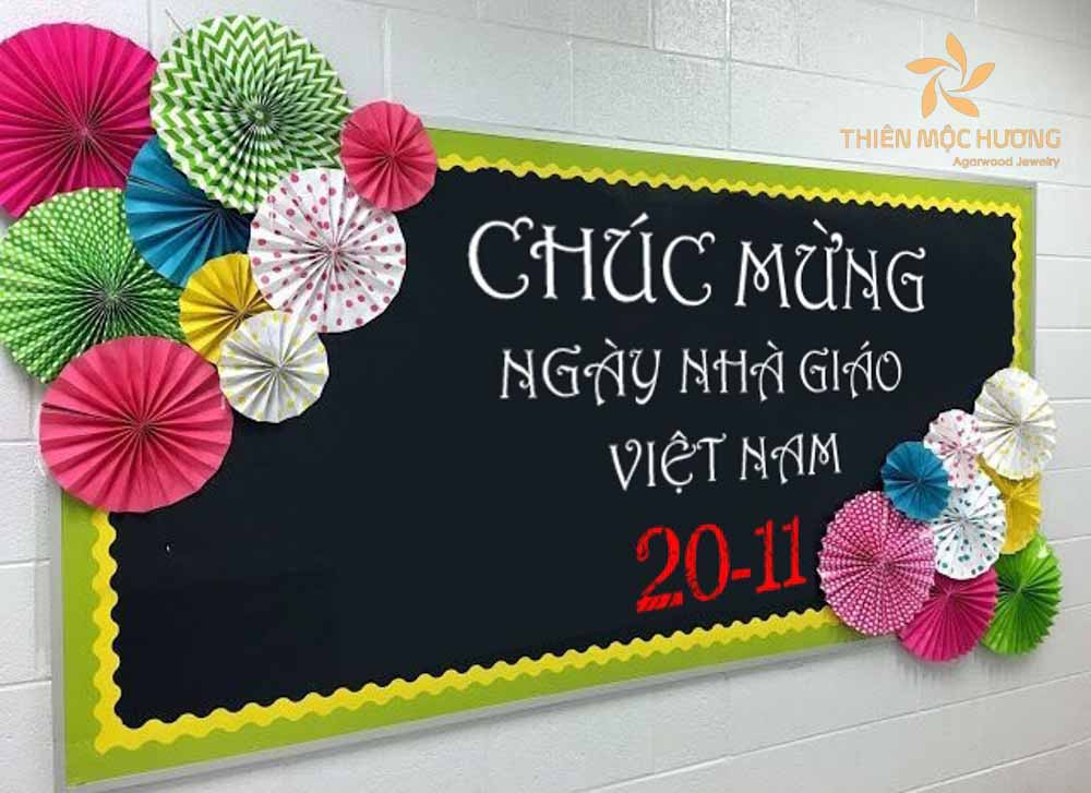 Dán các hoa giấy lên bảng đẹp cũng vô cùng nổi bật trong ngày 20/11