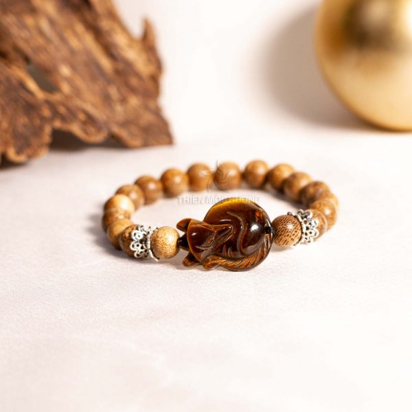 tu-vi-at-suu-1985-4 Nam sinh năm 1985 có mệnh Kim nên chọn vòng trầm hương màu vàng, trắng hoặc nâu đất để có được nhiều may mắn.