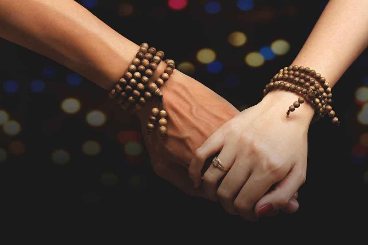 vc3b2ng-tay-tre1baa7m-hc6b0c6a1ng-108-he1baa1t-lc3a0o-1-1200x800-1 Vòng Tay Trầm Hương 108 Hạt