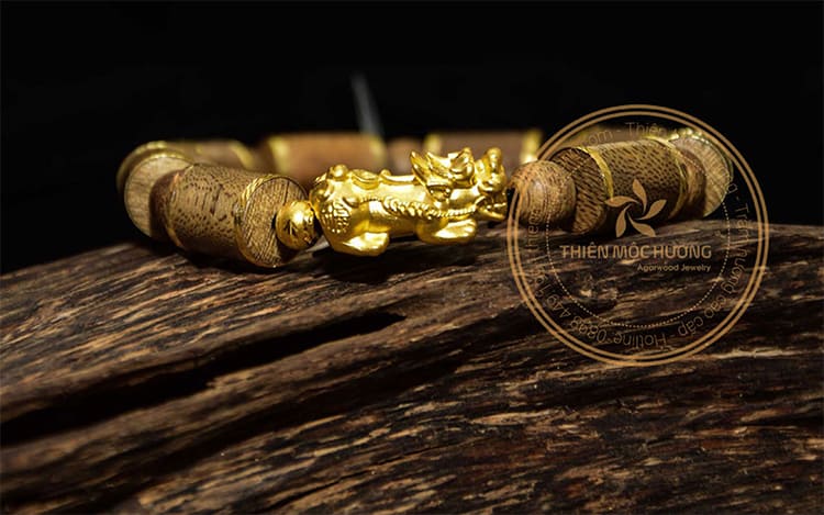 Vòng Tay Trầm Hương Tỳ Hưu Hoàng Kim Trụ