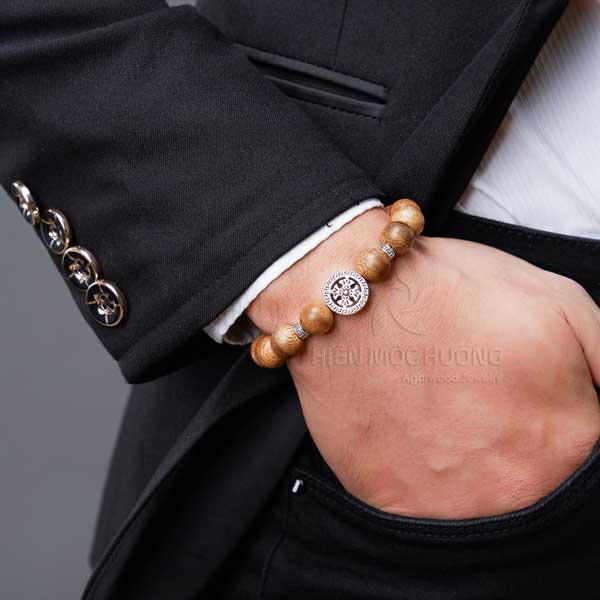 vc3b2ng-tay-tre1baa7m-hc6b0c6a1ng-thic3aan-me1bb99c-hc6b0c6a1ng-24-1 Vòng tay trầm hương cỏ bốn lá thích hợp cho doanh nhân