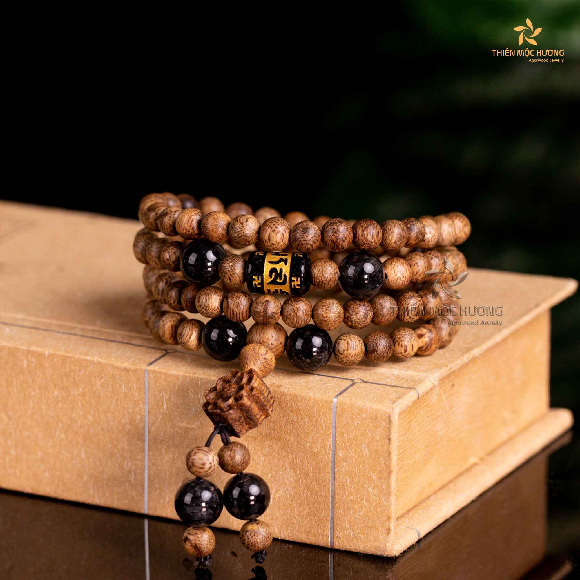 Vòng trầm hương sẽ là món quà tặng bạn gái ngày kỷ niệm vô cùng tuyệt vời