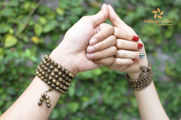 vong-chuoi-deo-tay-108-hat tránh để vòng bị ẩm mốc