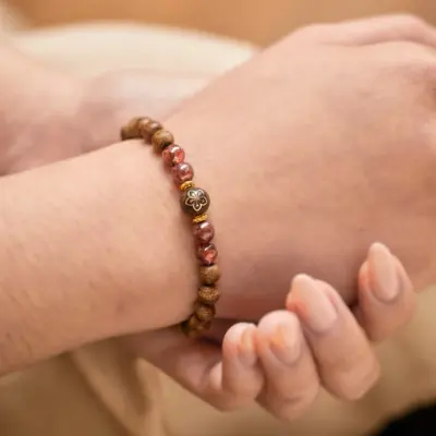 vong-phu-quy-tram-huong-vn-thien-moc-huong2-400x400-2 vòng tay trầm hương