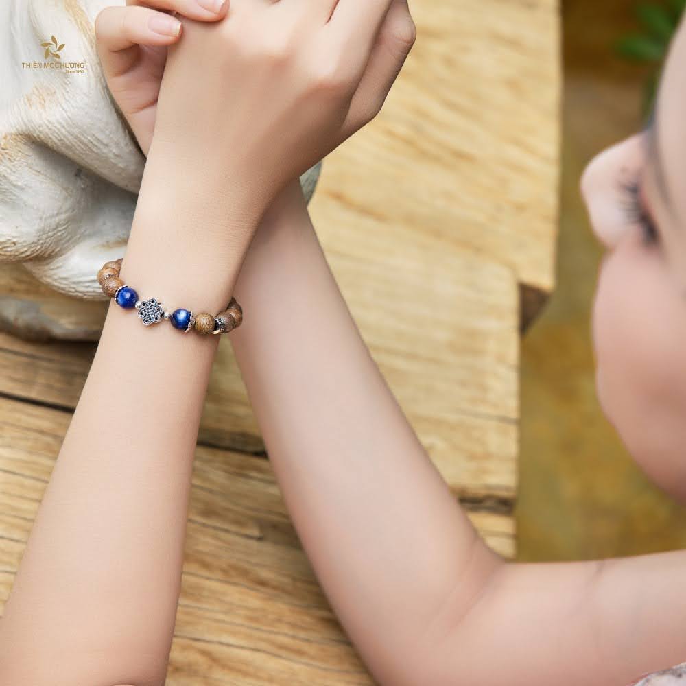 Vòng tay 21 hạt có thể đeo ở tay trái để thu hút năng lượng tích cực và may mắn, hoặc đeo ở tay phải để bảo vệ bình an và xua tan hung khí