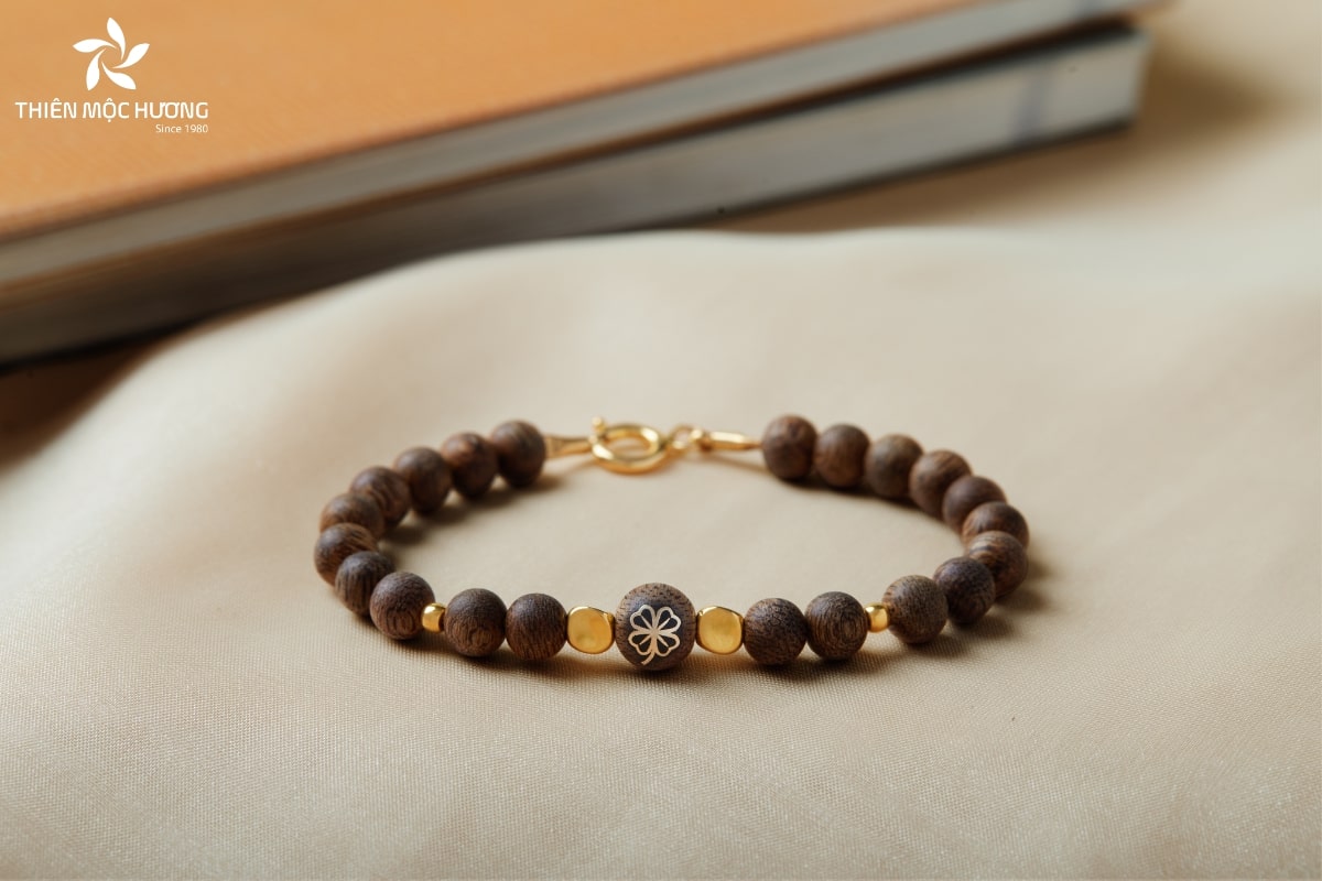 Vòng tay 21 hạt nhắc nhở người đeo tuân thủ tiến trình tu hành, thực hành đức hạnh và hướng tới giác ngộ