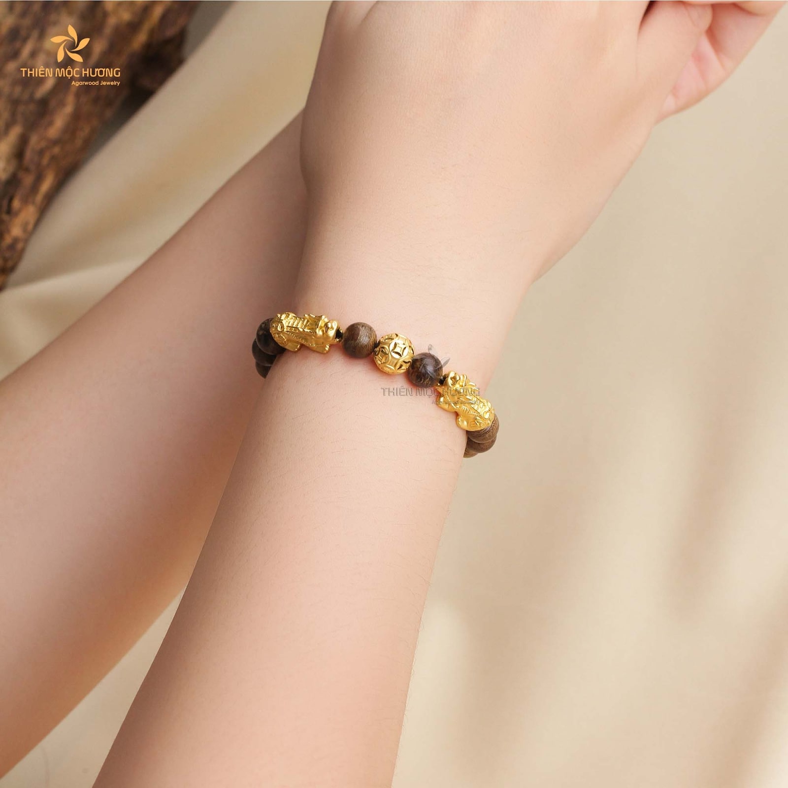 Vòng tay trầm hương 21 hạt phù hợp với mọi mệnh trong ngũ hành, kết hợp Charm đá tương