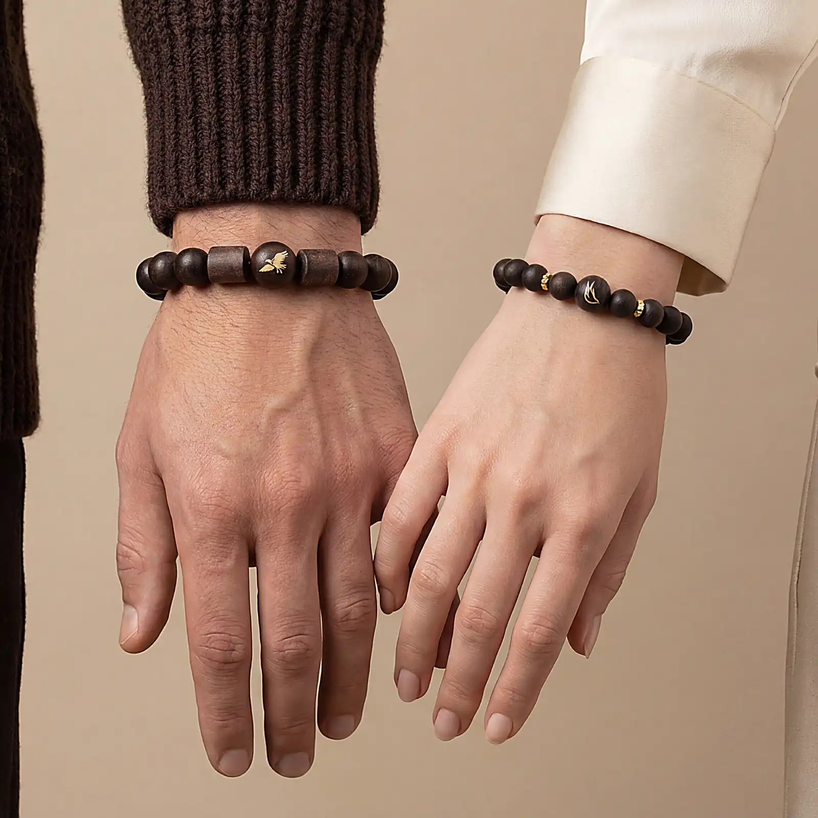 Đeo vòng trầm hương tay nào cũng mang lợi ích, nhưng mỗi tay lại có ý nghĩa phong thủy khác nhau