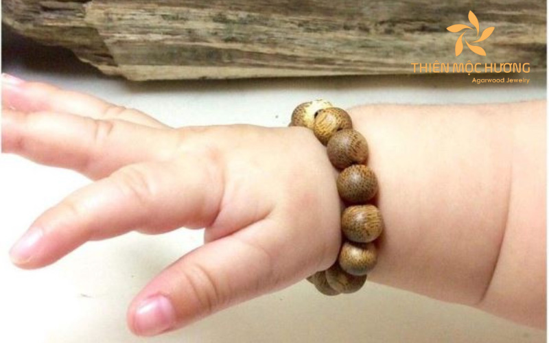 vong-tay-tram-huong-cho-be-1-1 Lợi ích tuyệt vời của vòng trầm đối với trẻ