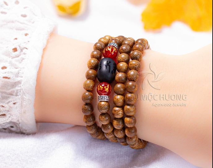 vong-tay-tram-huong-cho-be-1 ó nên đeo vòng tay trầm hương cho bé không