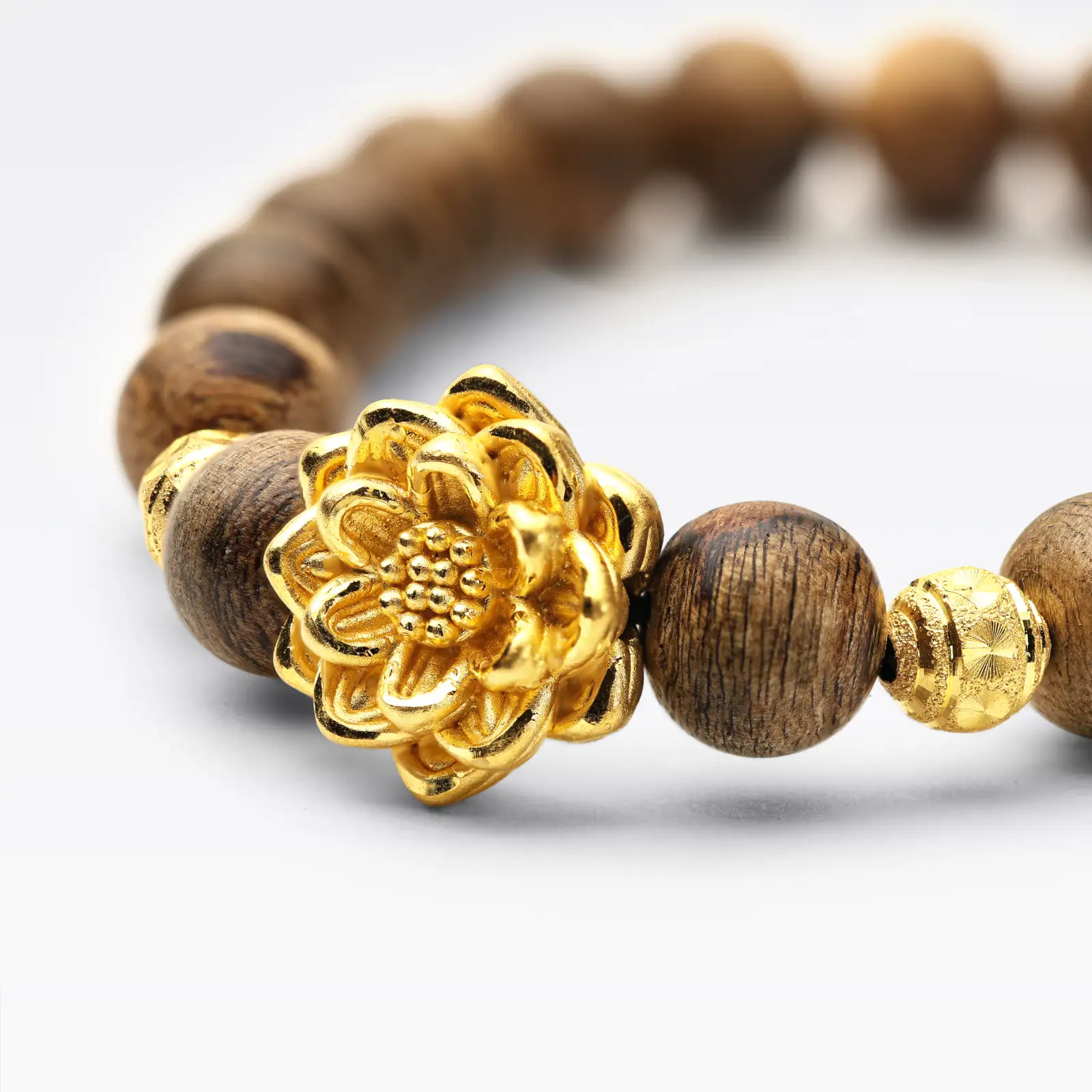 vong-tay-tram-huong-mai-vang-phu-quy-philippines-don1 Một trong những câu hỏi phổ biến nhất khi bàn về người mệnh hỏa nên đeo gì chính là nên chọn trang sức vàng hay bạc