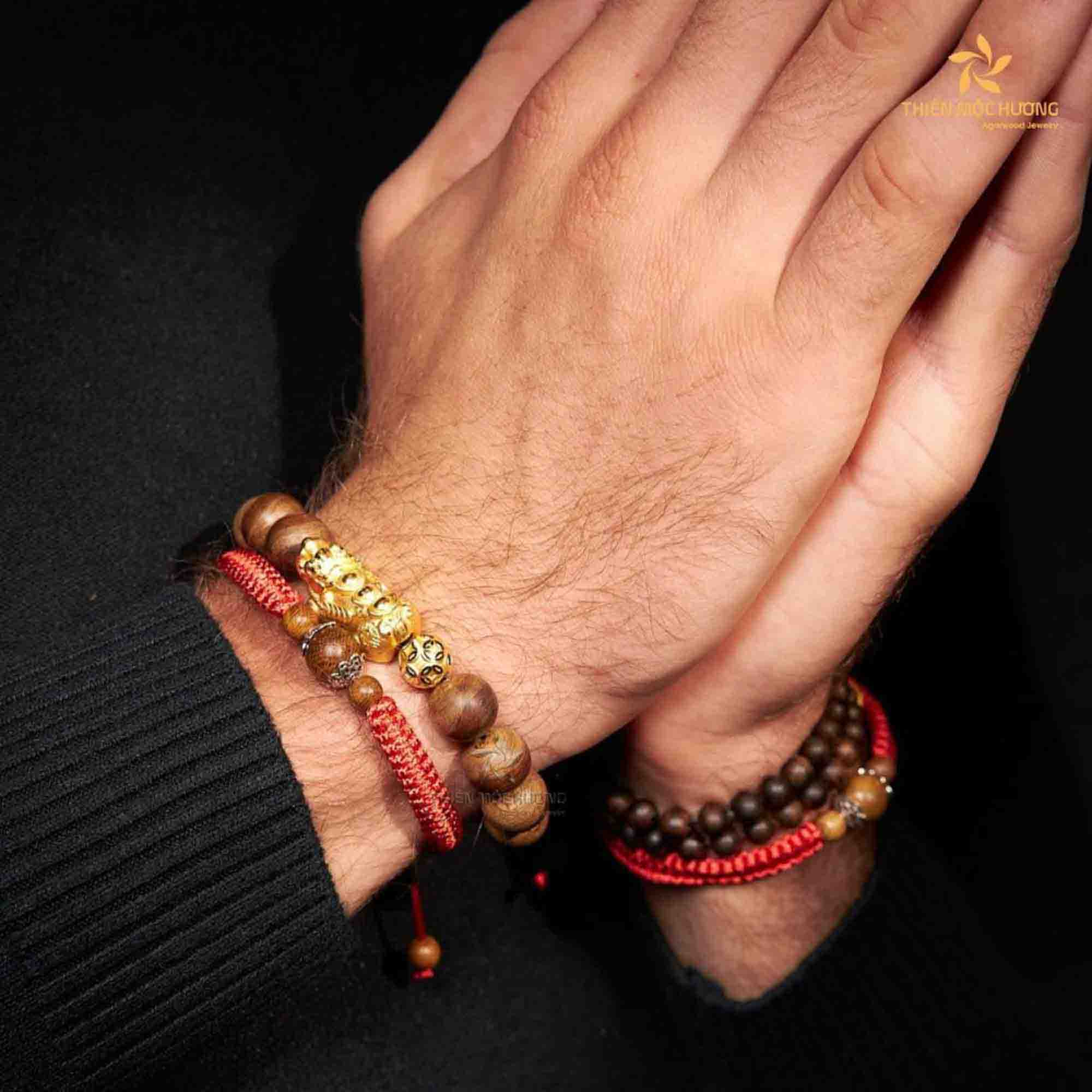 có nên đeo vòng trầm hương ở cả hai tay