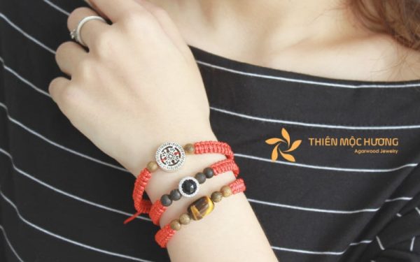    Vòng tay Trầm Hương chỉ đỏ Thiên Mộc Hương cho 12 cũng hoàng đạo