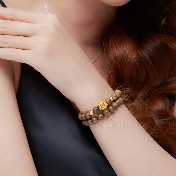 vong-tram-huong-mix-charm-vang vòng trầm mix charm vàng Thiên Mộc Hương quý phái sang trọng