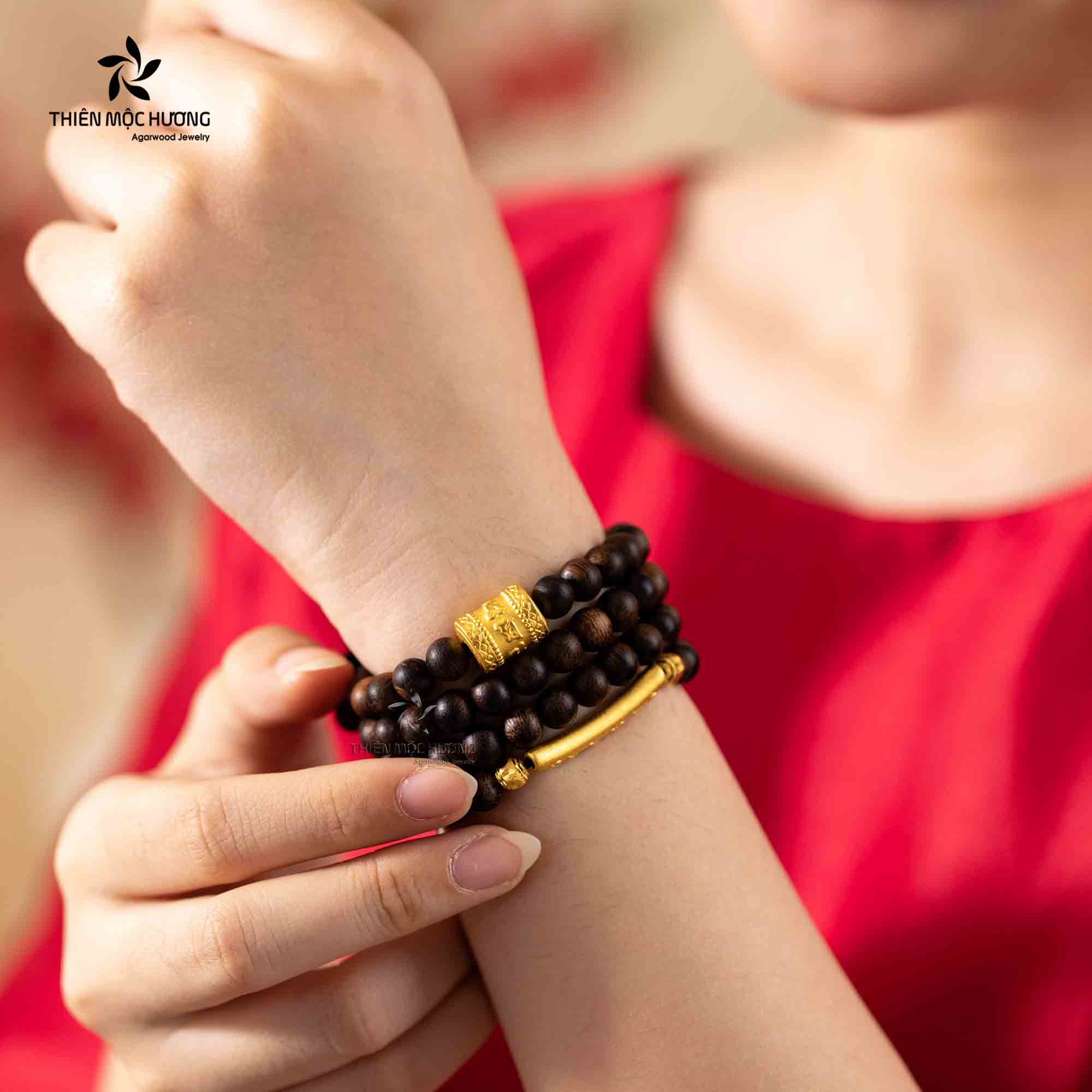 Thực tế, trầm hương không khắc bất kỳ mệnh nào. Dù mệnh của bạn là gì, bạn vẫn có thể đeo vòng trầm mà không lo lắng về ảnh hưởng tiêu cực